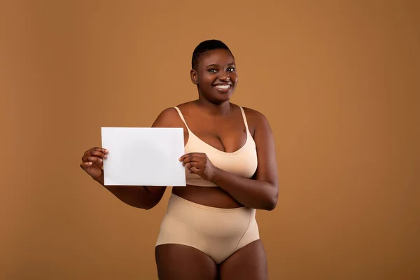 Curvy mujer negra en ropa interior que sostiene la hoja de papel — Foto de Stock