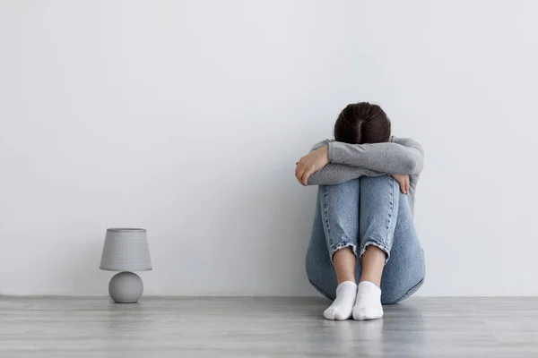 Smutny biały młody zdenerwowany zamyślony kobieta uczucie samotny lub sfrustrowany myślenie o problemy — Zdjęcie stockowe