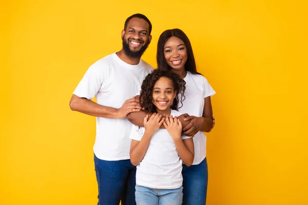 Feliz marido negro posando com esposa e filha sorridente — Fotografia de Stock