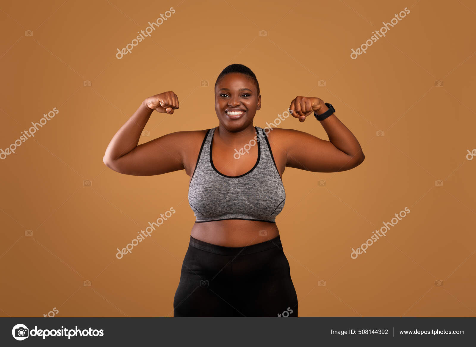 Gordito negro mujer posando y mostrando bíceps músculos — Foto de