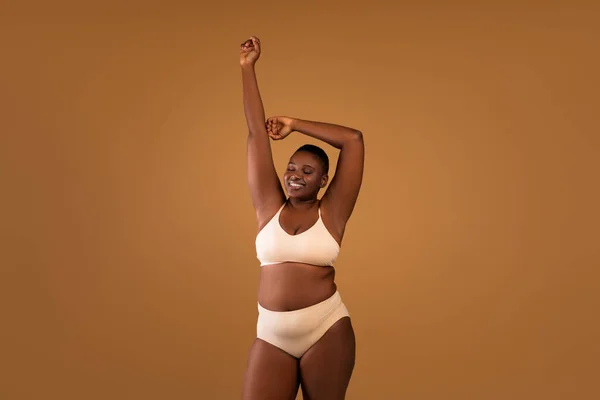 Linda plus size Africano americano mulher levantando as mãos — Fotografia de Stock