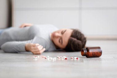 Bir yığın antidepresanı olan kadın kendini öldürüyor, intihar ediyor, zihinsel sıkıntı çekiyor.