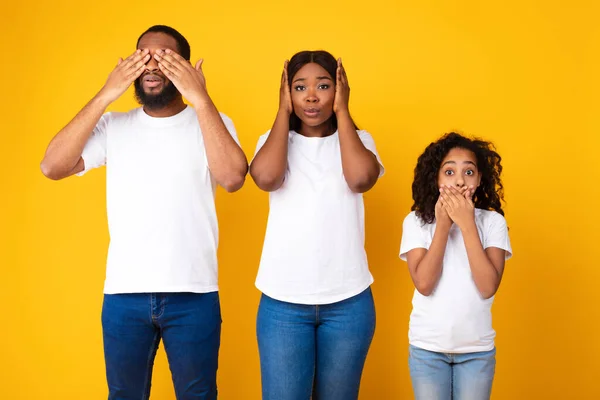 Família afro-americana mostrando três rosto macaco sábio — Fotografia de Stock