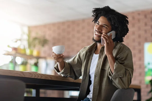 Angenehmer Ruf. Schwarz Guy Talking Auf Handy Und Kaffee Trinken Im Cafe — Stockfoto