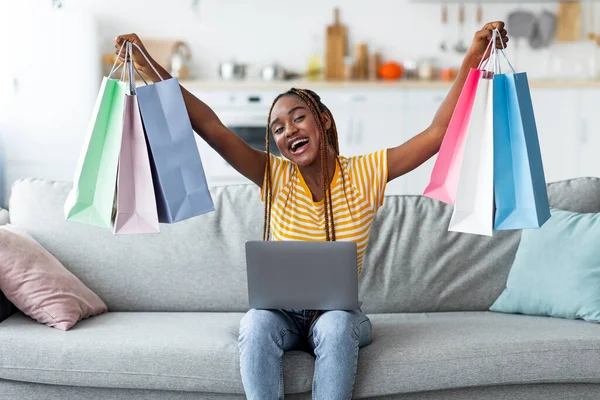 家で購入とラップトップを持つ感情的な黒人女性 — ストック写真