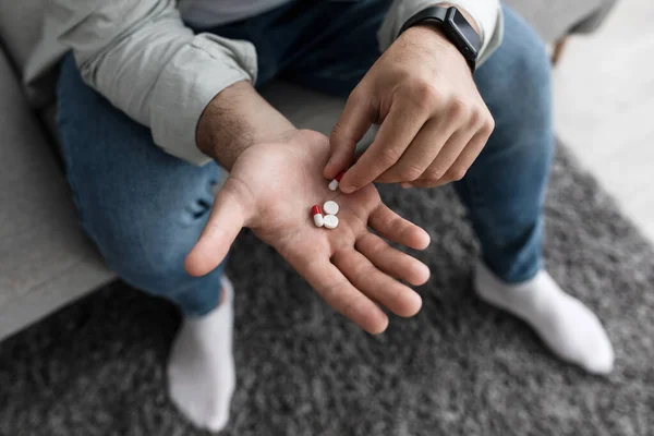 Medicijnen in de hand. Zelfmoordpatiënt door overdosering met medicatie — Stockfoto
