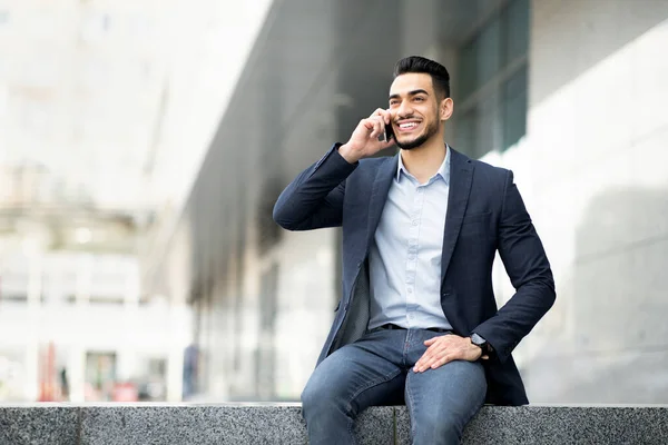 Sonriente hombre de negocios árabe guapo hablando por teléfono celular, espacio de copia —  Fotos de Stock