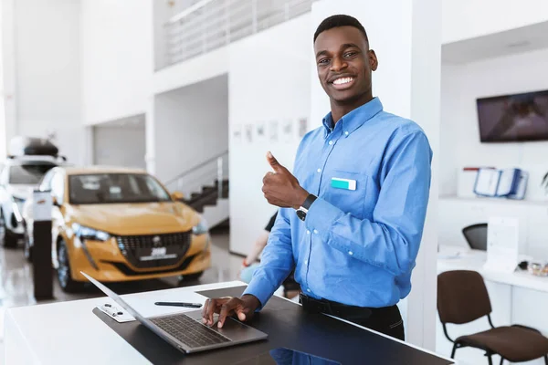 Vrolijke zwarte auto verkoper tonen duim omhoog gebaar, aanbevelen van de beste auto dealer, kopiëren ruimte — Stockfoto
