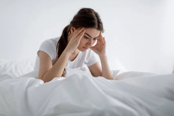 Deprimido cansado chateado millennial atraente europeu feminino não pode dormir, sofrem de dor de cabeça, estresse e insônia — Fotografia de Stock