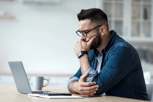 Attrayant fatigué ennuyé programmeur numérique spécialiste gestionnaire travailler à distance en ligne heures supplémentaires — Photo