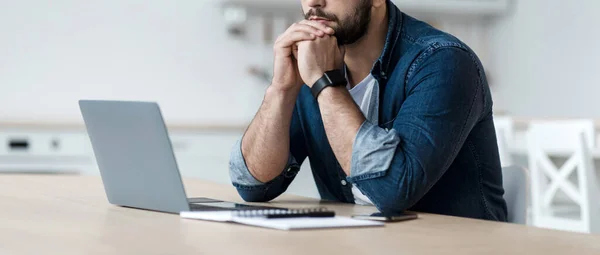 Verstört, traurig, depressiv, frustriert und zu Hause arbeiten — Stockfoto