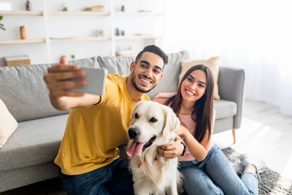 Sevecen, çok ırklı bir çift evcil köpekle selfie çekiyor. — Stok fotoğraf