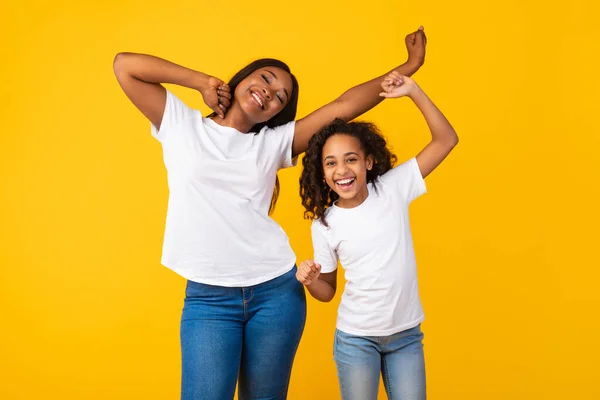 Retrato de família negra emocional dançando no estúdio — Fotografia de Stock