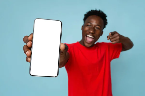 Emocionado chico afroamericano demostrando Smartphone con pantalla blanca en blanco en la cámara — Foto de Stock