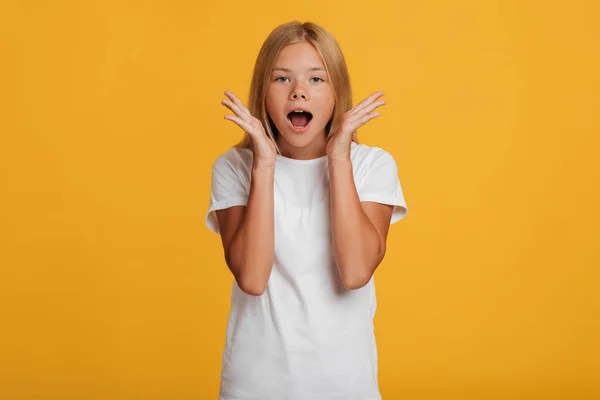 Перелякана здивована дівчина-підліток шокована в білій футболці з відкритим ротом. — стокове фото