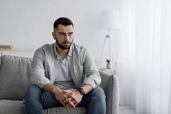 Sensación de ansiedad, dolor y dolor desagradable, depresión, emociones humanas, expresión facial — Foto de Stock