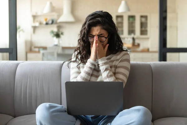 Deadline stress. Wanhopige jonge vrouw huilen in de buurt van laptop, moeite met het uitvoeren van werk taak, het maken van fouten thuis — Stockfoto