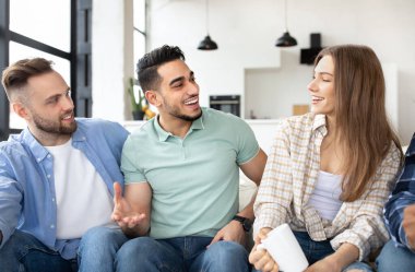 Ev içi parti. Bir grup ırklar arası arkadaş evde birlikte vakit geçirip, kahve içip sohbet ediyorlar.