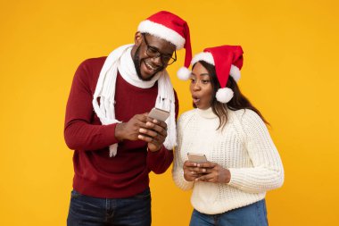Afrikalı Adam Kız Arkadaşa Akıllı Telefon Gösteriyor Önerilen Uygulama, Sarı Arkaplan