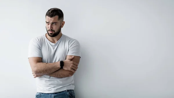 Colpevole triste infelice pensoso millenario caucasico bel ragazzo con le braccia incrociate — Foto Stock