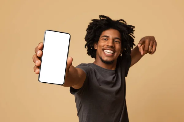 쿨 앱. 백인 화면으로 스마트 폰을 요구하는 쾌활 한 흑인 — 스톡 사진