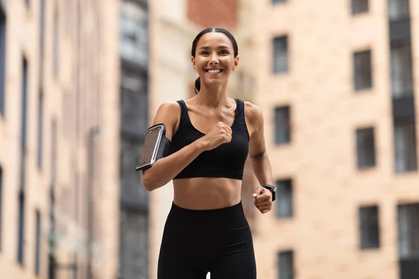 Conceito de estilo de vida saudável. Desportivo Jovem Árabe Feminino Jogging On Urban City Street — Fotografia de Stock