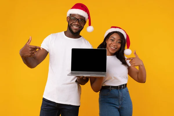Siyah Çift Laptop Ekranı Gösteriyor Noel Baba Şapkası Giyiyorlar, Sarı Arkaplan — Stok fotoğraf