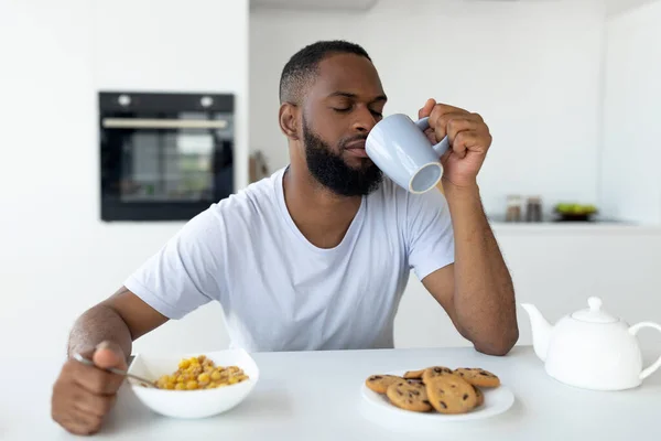 불면증으로 고생하는 흑인 이 커피를 마시는 모습 — 스톡 사진