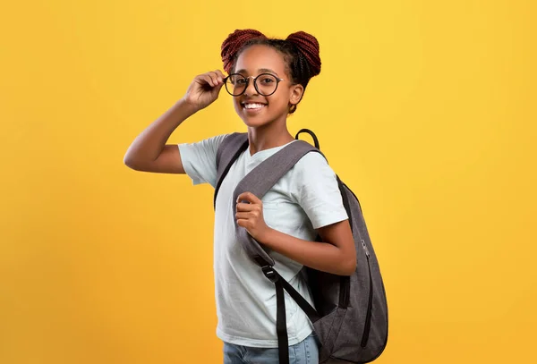 Selamat african american school girl dengan kacamata dan ransel — Stok Foto