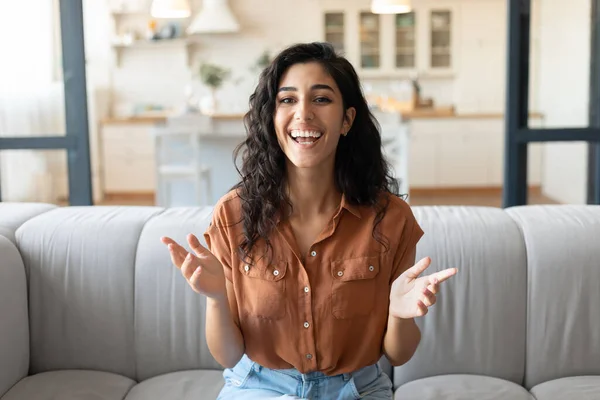 Imagen de la joven y feliz mujer hablando con su amigo en la webcam de la computadora, comunicándose de forma remota desde casa — Foto de Stock