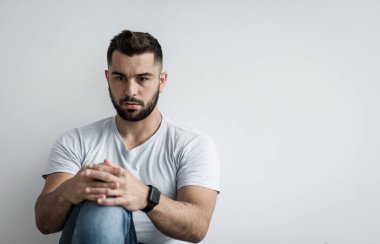 Bunalımlı, suçlu, endişeli. Negatif insani duygular ve hüzün