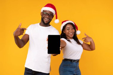 Dijital Tablet Ekran Reklamını Gösteren Afrikalı Çift Yılbaşı Teklif, Stüdyo