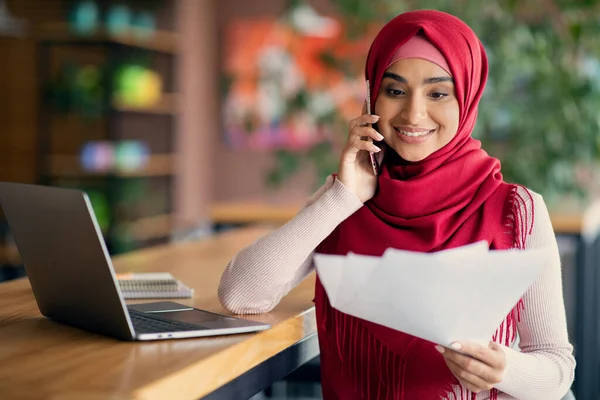 Vidám muszlim nő ül a kávézóban, online dolgozik — Stock Fotó