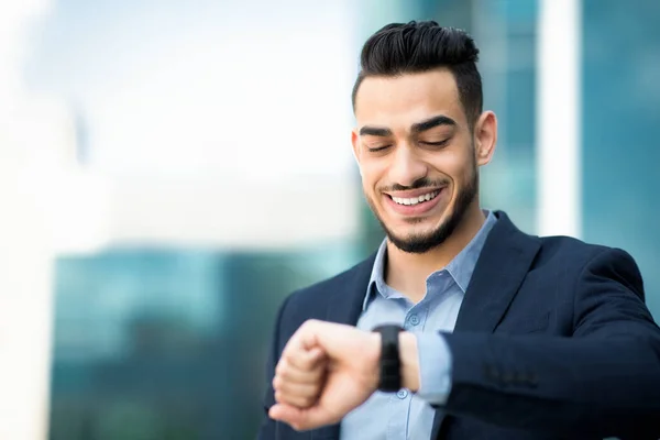 Rijke Midden-Oosterse man CEO controleren van de tijd, het hebben van zakelijke bijeenkomst — Stockfoto