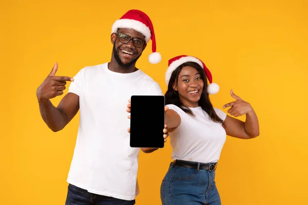 Αφρικανική Ζευγάρι Εμφάνιση Ψηφιακή Οθόνη Tablet Διαφήμιση Χριστουγεννιάτικη Προσφορά, Studio — Φωτογραφία Αρχείου