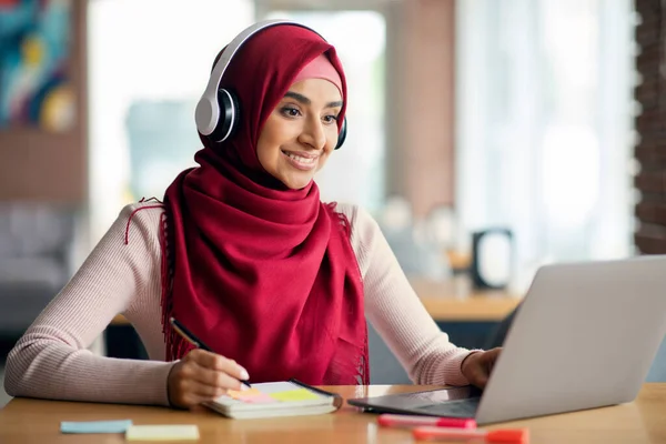 Vidám muszlim nő részt vesz online osztály, kávézó belső, másolás tér — Stock Fotó