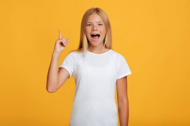 Beyaz tişörtlü, ağzı açık, neşeli, beyaz bir genç kız.