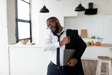 Afrika kökenli Amerikalı bir adam cep telefonuyla konuşuyor.