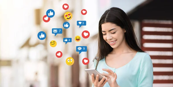 Sorridente millenaria donna asiatica navigare in internet nei social network e blog, chattare con gli amici online — Foto Stock