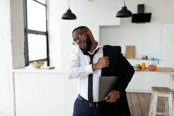 Hombre afroamericano hablando por teléfono móvil a toda prisa — Foto de Stock