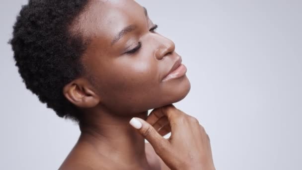 Retrato de moda de la joven hermosa mujer afroamericana modelo con hombros desnudos y corte de pelo posando a la cámara — Vídeo de stock