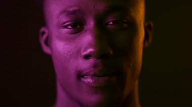 Kara Stüdyoda Dudaklarını Isıran Afrikalı Amerikalı Adam