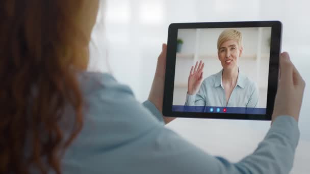 Γυναίκα κλήση βίντεο χρησιμοποιώντας Tablet Μιλώντας με τη μητέρα σε απευθείας σύνδεση, Κολάζ — Αρχείο Βίντεο