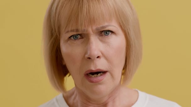 Angst Emotie. close-up van bang senior vrouw kijken naar camera met shock — Stockvideo