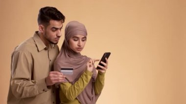 Müslüman çiftin telefon ve kredi kartıyla ilgili sorunları var.