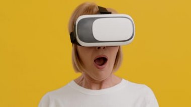 Sanal Gerçekliği Yaşarken VR kulaklık takan Heyecanlı Yaşlı Kadın