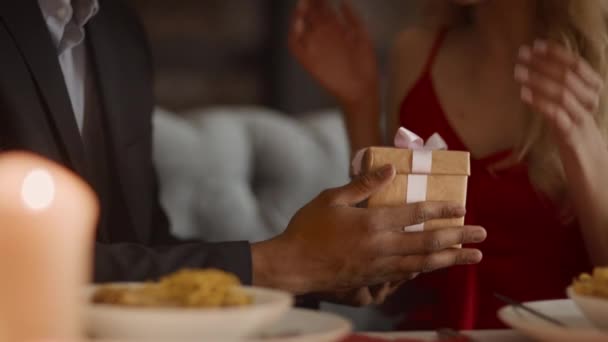 Africano uomo dare regalo per femmina avendo data in ristorante — Video Stock