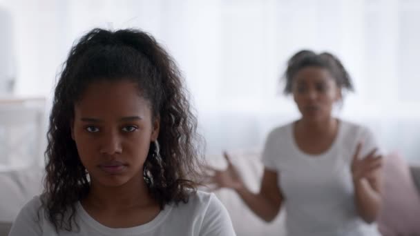 Conflitos de Gerações. Andry mulher negra discutindo com sua irmã adolescente rabugenta — Vídeo de Stock