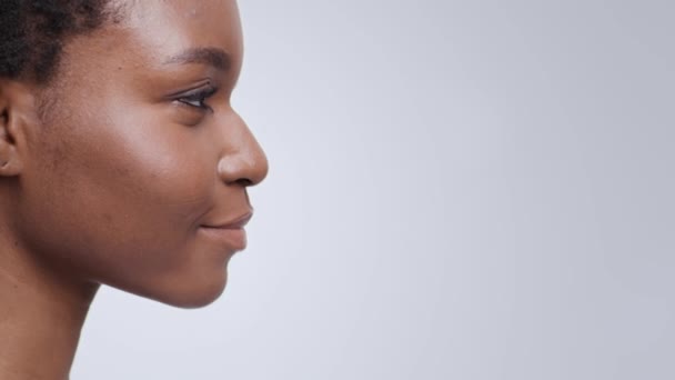Skönhet och perfektion. Profilporträtt av attraktiv ung afrikansk amerikansk kvinna tittar åt sidan, tomt utrymme för mockup — Stockvideo
