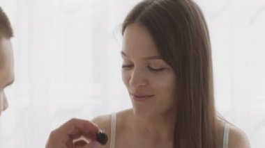 Bakıcı adam karısını taze böğürtlenle besliyor.